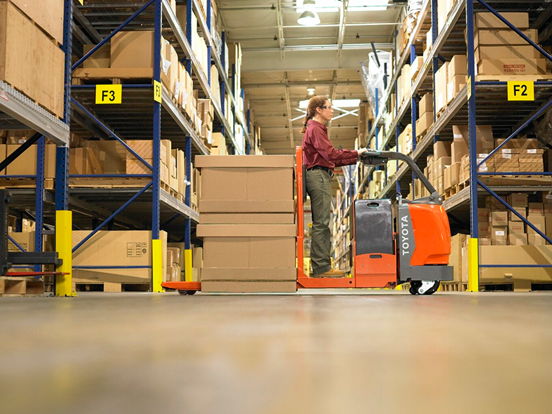 Center-Controlled Rider Pallet Jack - Image 2
