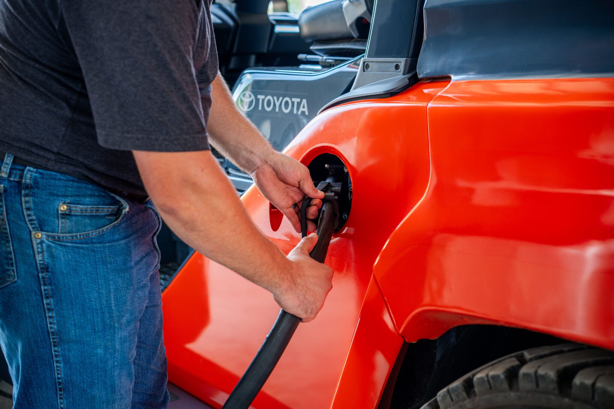 Integrated Large Electric Pneumatic Forklift - Image 9