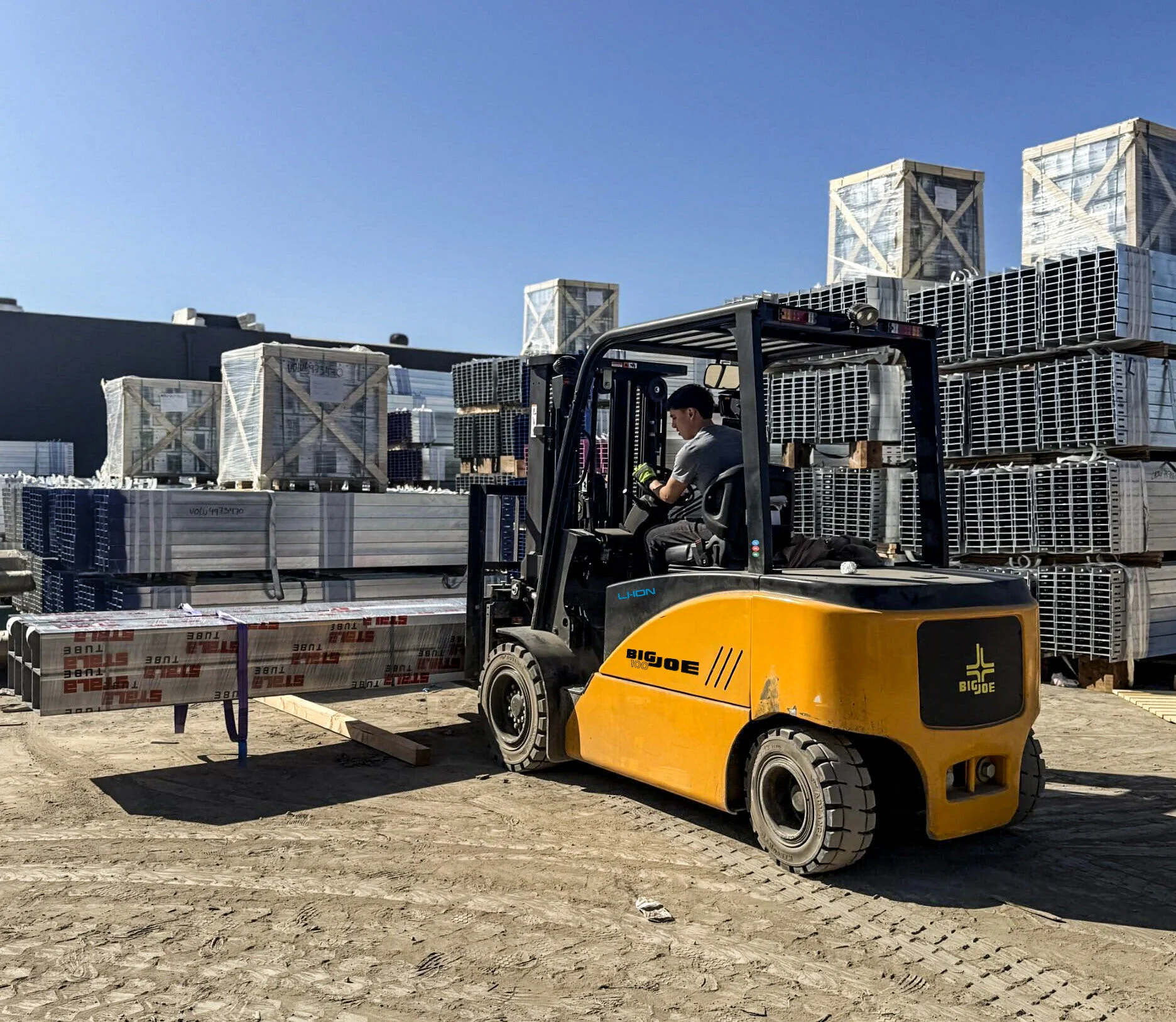 LPE80/LPE100 - Integrated Lithium-ion Four-Wheel Pneumatic Electric Forklift - Image 2